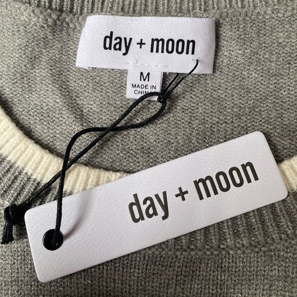 NWT Day + Moon Womens Gray Ruffled Sleeve Sweater Size M - Picture 4 of 7
